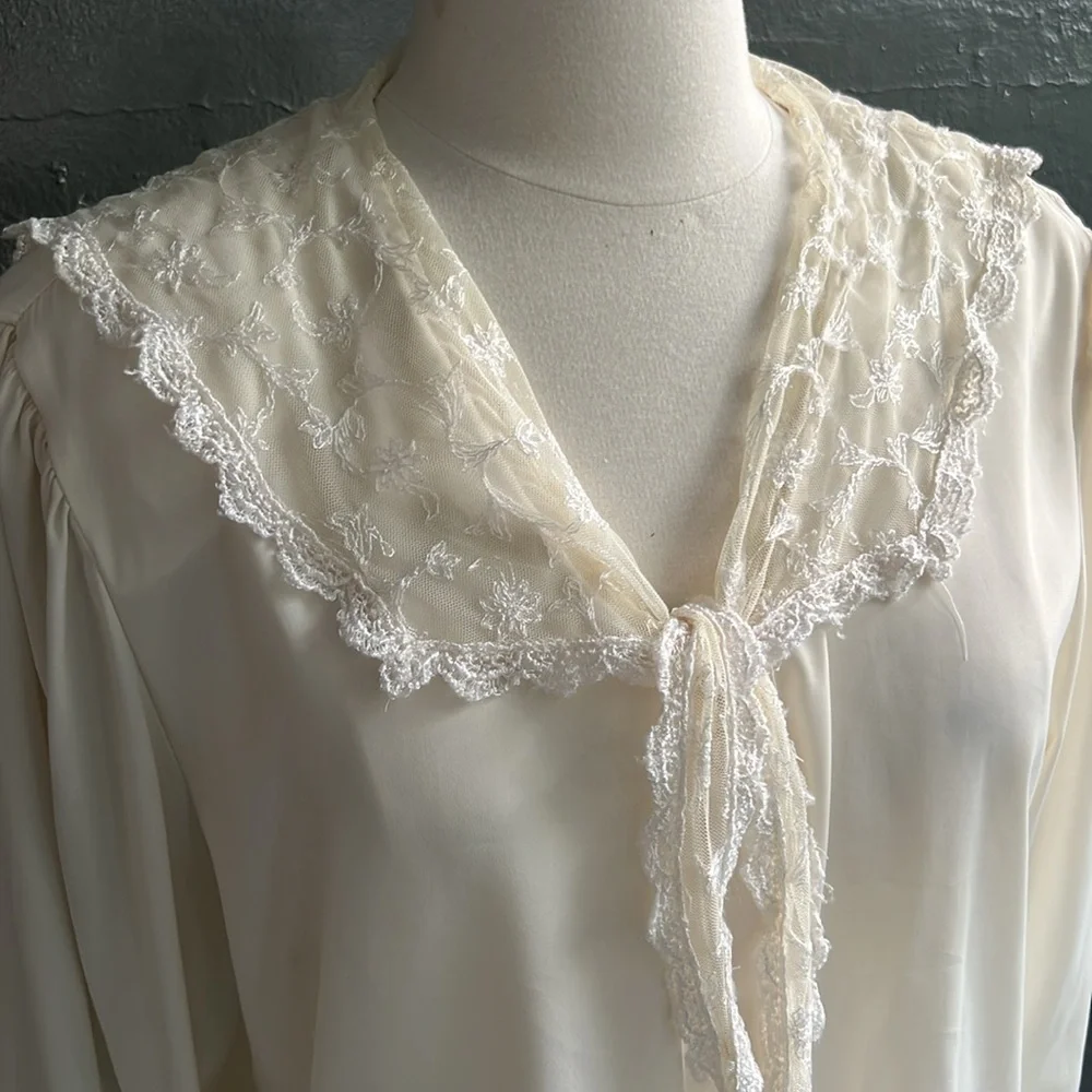 Chic White Lace Trim Blouse - Picture 3 of 10